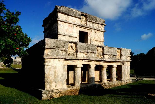 <strong>Tulum</strong><br />O Templo de los Frescos é uma das construções simbólicas da cidade que um dia foi completamente amuralhada em decorrência dos permanentes conflitos entre os governantes maias <strong>Tulum</strong><br />O Templo de los Frescos é uma das construções simbólicas da cidade que um dia foi completamente amuralhada em decorrência dos permanentes conflitos entre os governantes maias