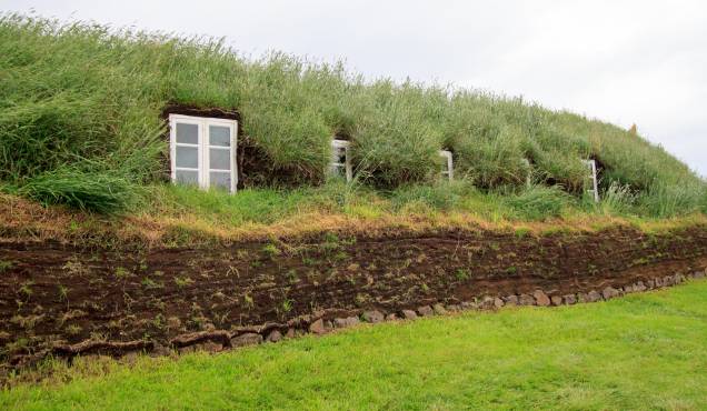 <strong>Glaumbaer, <a href="https://viajeaqui.abril.com.br/paises/islandia" rel="Islândia" target="_blank">Islândia</a></strong> As casas de turfas islandesas: aquecidas e sustentáveis! <strong>Glaumbaer, <a href="https://viajeaqui.abril.com.br/paises/islandia" rel="Islândia" target="_blank">Islândia</a></strong> As casas de turfas islandesas: aquecidas e sustentáveis!