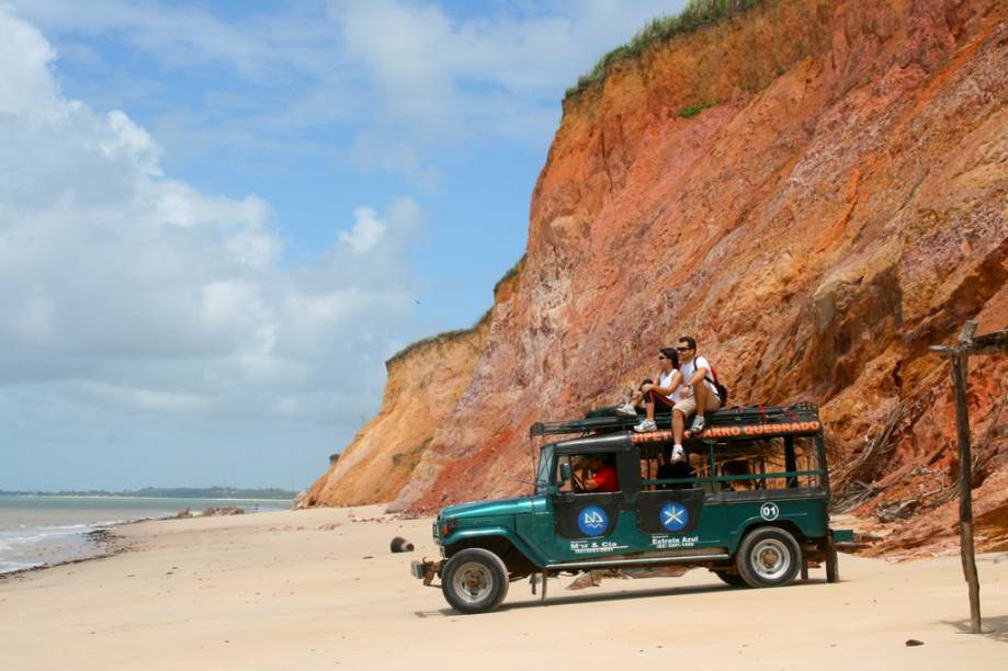 Desde 2010, o acesso até a praia de Carro Quebrado na Barra de Santo Antônio, Alagoas, não depende mais da balsa até a Ilha da Croa: é possível usar a ponte a partir de Barra de Santo Antônio