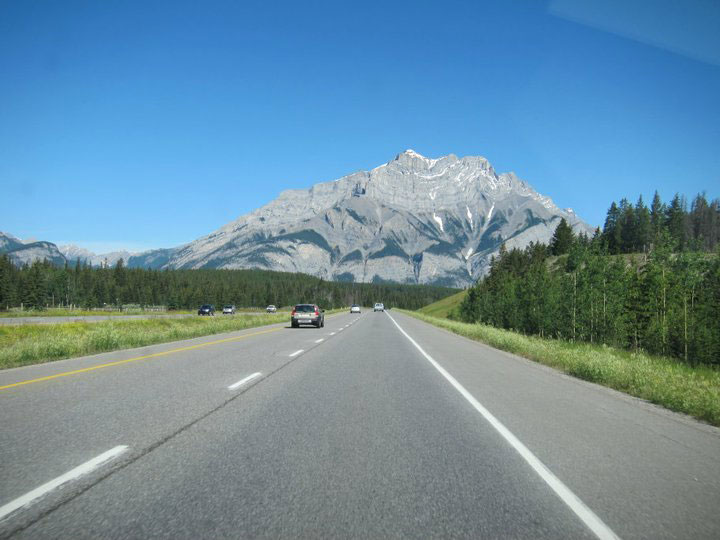 Saindo da cidade de Calgary, em Alberta, Canadá