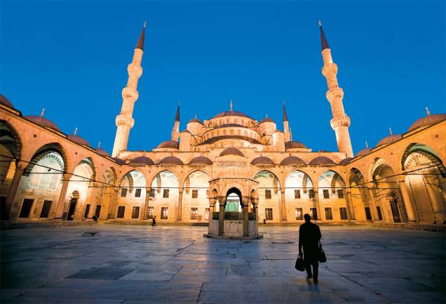 Uma das mesquitas mais visitadas da cidade é a Mesquita Azul, que tem uma energia impressionante - principalmente nos horários dos chamados para as orações Uma das mesquitas mais visitadas da cidade é a Mesquita Azul, que tem uma energia impressionante - principalmente nos horários dos chamados para as orações