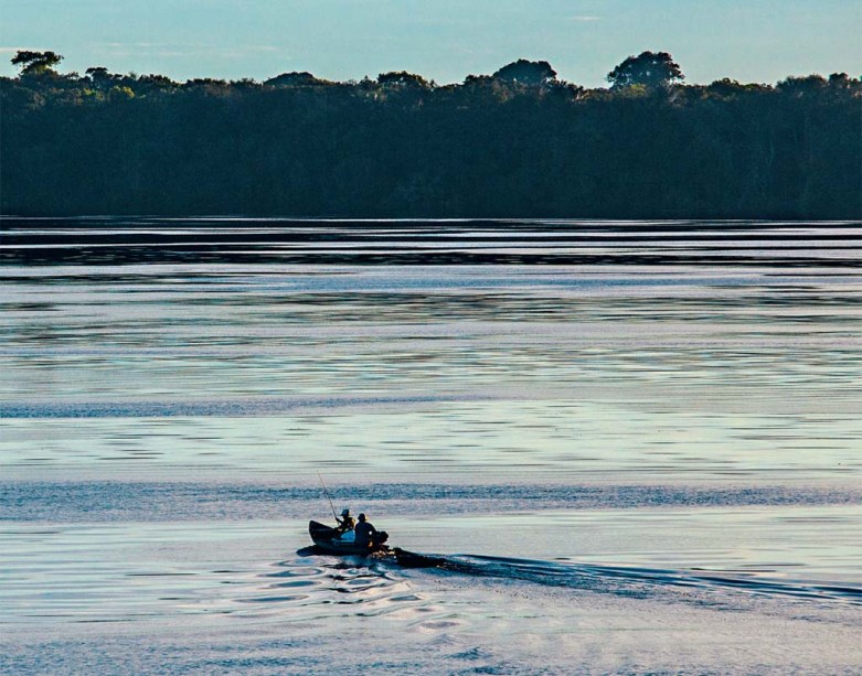 Uma canoinha de nada, nesse Rio Negro que não para, de longas beiras