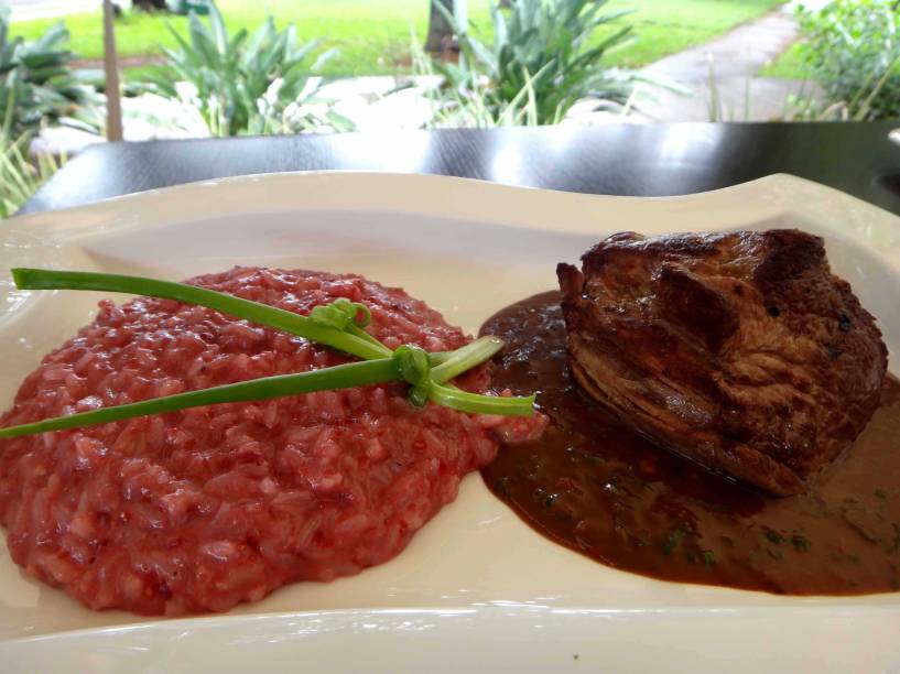 <a href="https://viajeaqui.abril.com.br/estabelecimentos/br-df-brasilia-restaurante-unanimita" rel="Unanimità (Brasília)"><strong>Unanimità</strong></a><strong> (Brasília)</strong><br /> <br /> Durante a Semana Santa, de 6 a 8 de abril, a casa servirá o <strong>Brandade de Bacalhau</strong> (R$151 para duas pessoas e R$ 303,20 para quatro) e o <strong>Filé grelhado ao molho de chocolate</strong> <em>(foto)</em>, com pimenta e arroz cremoso de framboesa (R$119,90 para duas pessoas e R$239,20 para quatro pessoas) <a href="https://viajeaqui.abril.com.br/estabelecimentos/br-df-brasilia-restaurante-unanimita" rel="Unanimità (Brasília)"><strong>Unanimità</strong></a><strong> (Brasília)</strong><br /> <br /> Durante a Semana Santa, de 6 a 8 de abril, a casa servirá o <strong>Brandade de Bacalhau</strong> (R$151 para duas pessoas e R$ 303,20 para quatro) e o <strong>Filé grelhado ao molho de chocolate</strong> <em>(foto)</em>, com pimenta e arroz cremoso de framboesa (R$119,90 para duas pessoas e R$239,20 para quatro pessoas)