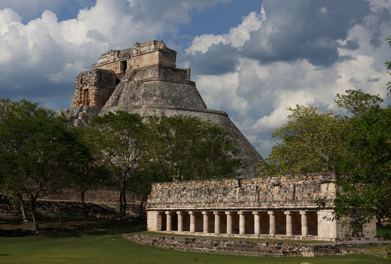 <strong>Uxmal </strong><br />Os edifícios mais representativos de Uxmal são a Pirâmide del Adivino (ao fundo), o Cuadrángulo de las Monjas (em primeiro plano) e a Casa de las Tortugas, embora a cidade guarde outras tantas construções admiráveis. Sua majestosa arquitetura tem como característica marcante as fachadas trabalhadas com representações tanto em alto quanto em baixo-relevo. A figura de Chaac, o deus da chuva, aparece frequentemente em seus templos mais importantes