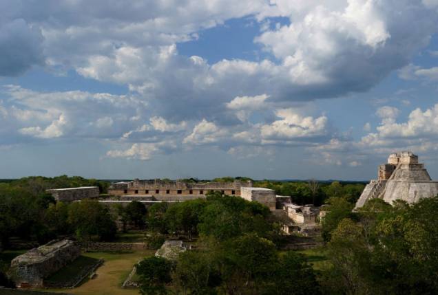<strong>Uxmal</strong><br />A 78 quilômetros de Mérida, na Península de Yucatán, Uxmal exibe um dos exemplos mais extraordinários de arquitetura maia, conhecida como estilo Puuc. É Patrimônio Mundial pela Unesco desde 1996 <strong>Uxmal</strong><br />A 78 quilômetros de Mérida, na Península de Yucatán, Uxmal exibe um dos exemplos mais extraordinários de arquitetura maia, conhecida como estilo Puuc. É Patrimônio Mundial pela Unesco desde 1996