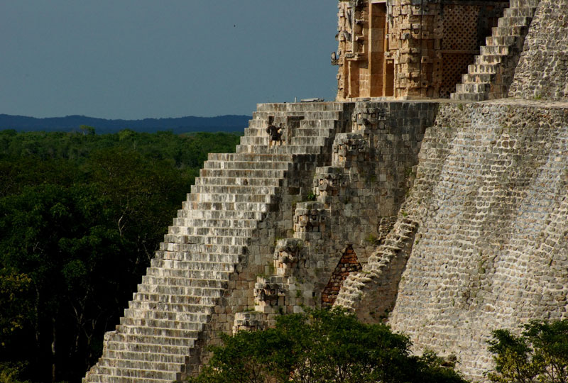 <strong>Uxmal</strong><br />Seu nome indica tratar-se de um lugar próspero e abundante. Também pode ser interpretado como "a cidade três vezes construída", como de fato se comprovou por meio de escavações arqueológicas. Alcancou seu auge entre 600 e 900 d.C. A visita ao sítio arqueológico costuma ser feita no período da tarde, quando o intenso calor yucateco começa a arrefecer – a propósito, chapéu, protetor solar e água, muita água, são itens indispensáveis