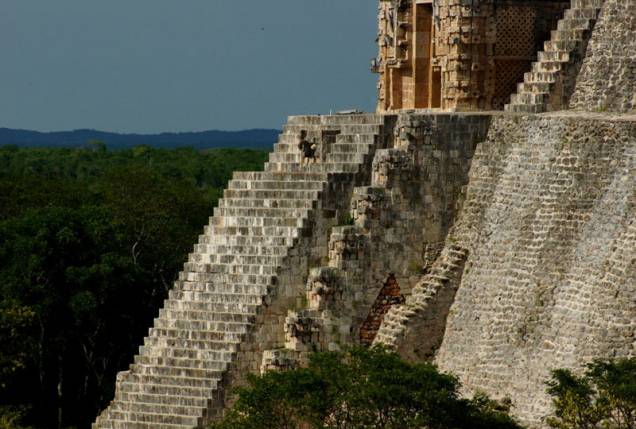 <strong>Uxmal</strong><br />Seu nome indica tratar-se de um lugar próspero e abundante. Também pode ser interpretado como "a cidade três vezes construída", como de fato se comprovou por meio de escavações arqueológicas. Alcancou seu auge entre 600 e 900 d.C. A visita ao sítio arqueológico costuma ser feita no período da tarde, quando o intenso calor yucateco começa a arrefecer – a propósito, chapéu, protetor solar e água, muita água, são itens indispensáveis <strong>Uxmal</strong><br />Seu nome indica tratar-se de um lugar próspero e abundante. Também pode ser interpretado como "a cidade três vezes construída", como de fato se comprovou por meio de escavações arqueológicas. Alcancou seu auge entre 600 e 900 d.C. A visita ao sítio arqueológico costuma ser feita no período da tarde, quando o intenso calor yucateco começa a arrefecer – a propósito, chapéu, protetor solar e água, muita água, são itens indispensáveis
