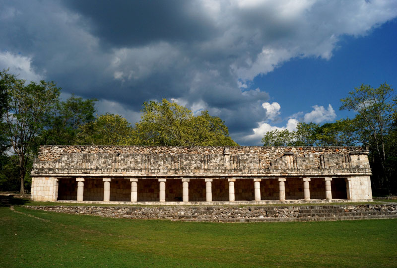 <strong>Uxmal</strong><br />À noite ocorre também o "Espetáculo de Luz e Som" no local: a história de amor de dois jovens maias em Uxmal é contada ao mesmo tempo em que suas construções ganham cores e vida com a projeção de uma iluminação toda especial