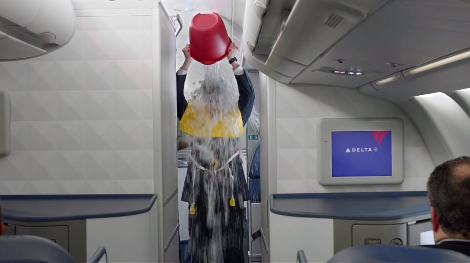 <strong>Desafio do balde de gelo</strong>                            Esse é um dos memes mais recentes do vídeo da Delta Airlines. Em março de 2014, moradores de uma cidadezinha nos Estados Unidos tiveram a ideia de lançar uma campanha que desafiava qualquer pessoa a derramar um balde de água com gelo na cabeça ou doar US$ 100 para a ALS Association, uma organização que arrecada fundos para pesquisa e ajuda de pacientes com esclerose lateral amiotrófica - uma doença sem cura. A partir de junho, a campanha ganhou força mundial e várias personalidades toparam participar do desafio. Entre elas, Bill Gates, Mark Zuckerberg, James Franco, Ben Affleck, Robert Downey, Jr., Tom Cruise, a banda Nickelback, Britney Spears, Hugh Jackman, Neymar e Ivete Sangalo. A lista de participantes foi longa; <a href="https://www.youtube.com/results?search_query=ice+bucket+challenge&search_sort=video_view_count" rel="Veja vídeos do desafio do balde de gelo" target="_blank">veja alguns vídeos do desafio do balde de gelo</a>