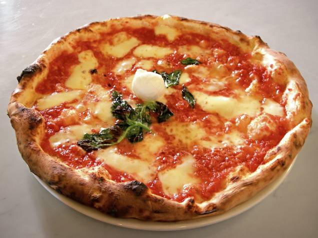 <strong>Pizza, <a href="https://viajeaqui.abril.com.br/paises/italia" rel="Itália" target="_blank">Itália</a></strong><br /> OK, paulistanos dirão que a melhor pizza do mundo é a deles. Os cariocas juram que com ketchup é o ideal. Seja como for, vale a pena conhecer a receita original. Nada daquelas redondas estufadas com massa de pão que os americanos tanto gostam, ou vendidas em pedaços (<em>taglio</em>) encontradas em quiosques por toda a Itália. Estamos falando de uma massa fininha, com cobertura que representam as três cores da bandeira do país: vermelho (molho de tomate), branco (muzzarella de búfala) e verde (manjericão). E, faça a coisa certa, prove essa maravilha em <a href="https://viajeaqui.abril.com.br/cidades/italia-napoles" rel="Nápoles" target="_blank">Nápoles</a>, acompanhada por um bom vinho do sul <strong>Pizza, <a href="https://viajeaqui.abril.com.br/paises/italia" rel="Itália" target="_blank">Itália</a></strong><br /> OK, paulistanos dirão que a melhor pizza do mundo é a deles. Os cariocas juram que com ketchup é o ideal. Seja como for, vale a pena conhecer a receita original. Nada daquelas redondas estufadas com massa de pão que os americanos tanto gostam, ou vendidas em pedaços (<em>taglio</em>) encontradas em quiosques por toda a Itália. Estamos falando de uma massa fininha, com cobertura que representam as três cores da bandeira do país: vermelho (molho de tomate), branco (muzzarella de búfala) e verde (manjericão). E, faça a coisa certa, prove essa maravilha em <a href="https://viajeaqui.abril.com.br/cidades/italia-napoles" rel="Nápoles" target="_blank">Nápoles</a>, acompanhada por um bom vinho do sul