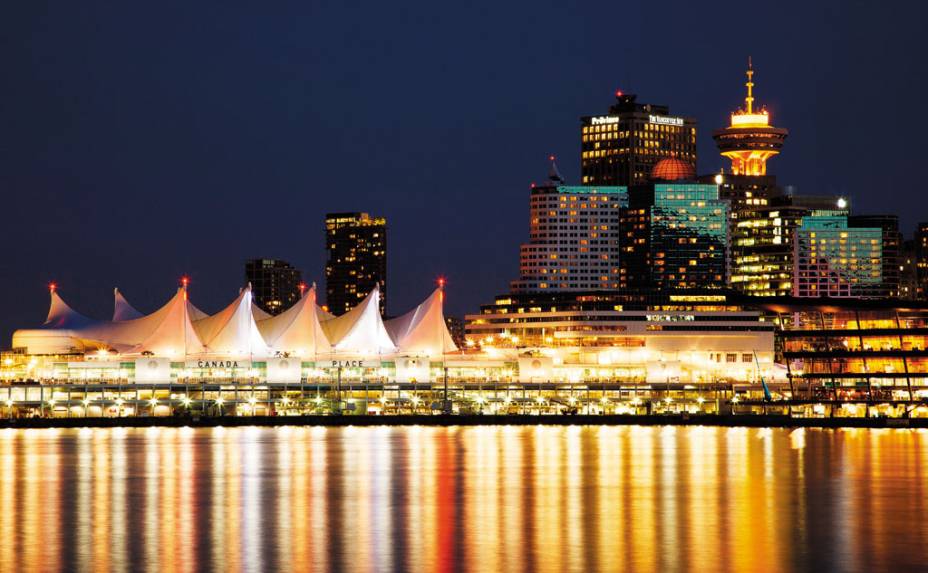 As luzes da metrópole e seu reflexo nas águas do Pacífico As luzes da metrópole e seu reflexo nas águas do Pacífico