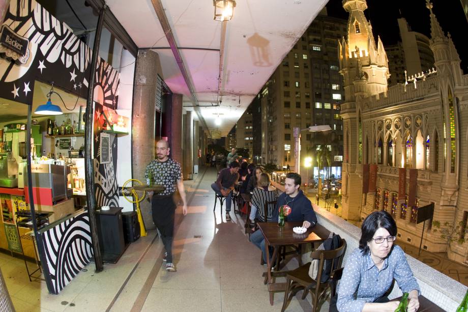 <a href="https://viajeaqui.abril.com.br/estabelecimentos/br-mg-belo-horizonte-restaurante-arcangelo-bar-cafe" rel="Arcângelo Caffe " target="_blank"><strong>Arcângelo Caffe </strong></a>O primeiro bar descolado do Maletta iniciou uma revitalização do segundo andar do edifício, que agora conta com diversos estabelecimentos em sua ampla varanda que servem bons drinks e comidinhas deliciosas para acalmar a fome noturna. Aberto pela atriz belorizontina Daniela Papini e pelo escultor argentino Santiago Calonga, o Arcângelo se especializa em drinks com uísque (ainda que tenha outros destilados no cardápio) e serve deliciosas empanadas com massa fininha e crocante com recheios fartos e saborosos. <strong>Endereço</strong>: Avenida Augusto de Lima, 233, Edifício Maletta.Abre de terça a sábado de 17h às 2h da manhã, mas o segundo andar do Maletta não permite entrada depois de meia noite mesmo se a festa lá dentro estiver fervendo (chegue antes disso, os seguranças são incorruptíveis) <a href="https://viajeaqui.abril.com.br/estabelecimentos/br-mg-belo-horizonte-restaurante-arcangelo-bar-cafe" rel="Arcângelo Caffe " target="_blank"><strong>Arcângelo Caffe </strong></a>O primeiro bar descolado do Maletta iniciou uma revitalização do segundo andar do edifício, que agora conta com diversos estabelecimentos em sua ampla varanda que servem bons drinks e comidinhas deliciosas para acalmar a fome noturna. Aberto pela atriz belorizontina Daniela Papini e pelo escultor argentino Santiago Calonga, o Arcângelo se especializa em drinks com uísque (ainda que tenha outros destilados no cardápio) e serve deliciosas empanadas com massa fininha e crocante com recheios fartos e saborosos. <strong>Endereço</strong>: Avenida Augusto de Lima, 233, Edifício Maletta.Abre de terça a sábado de 17h às 2h da manhã, mas o segundo andar do Maletta não permite entrada depois de meia noite mesmo se a festa lá dentro estiver fervendo (chegue antes disso, os seguranças são incorruptíveis)