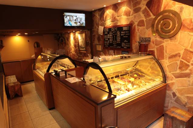 <strong>4. <a href="https://viajeaqui.abril.com.br/estabelecimentos/br-rj-rio-de-janeiro-restaurante-vero" rel="VERO" target="_self">VERO</a></strong> (500 metros) A loja do italiano Andrea Panzacchi tem sorvetes inusitados como o de limão-siciliano com lavanda. <em>Endereço: Rua Visconde de Pirajá, 260, loja B, Ipanema</em> <strong>4. <a href="https://viajeaqui.abril.com.br/estabelecimentos/br-rj-rio-de-janeiro-restaurante-vero" rel="VERO" target="_self">VERO</a></strong> (500 metros) A loja do italiano Andrea Panzacchi tem sorvetes inusitados como o de limão-siciliano com lavanda. <em>Endereço: Rua Visconde de Pirajá, 260, loja B, Ipanema</em>