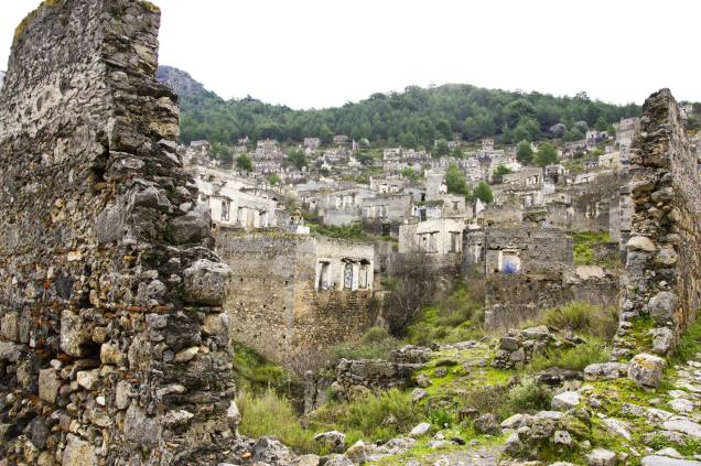 <strong>Vila de Kayaköy, <a href="https://viajeaqui.abril.com.br/paises/turquia" rel="Turquia" target="_blank">Turquia</a></strong>Construções históricas bem preservadas e localizadas na beira do mar compõem o cenário dessa pequena vila, localizada na província de Muğla. Entre 1855 e 1856, a cidade foi destruída em decorrência de um terremoto e de um incêndio que prejudicaram boa parte de sua estrutura. Posteriormente habitada e bem desenvolvida, a região enfrentou episódios impactantes da Guerra Greco-Turca, que acabaram por provocar seu abandono no final da década de 1920. Hoje em dia, ela é visitada exclusivamente por turistas e abriga mais de 500 casas em ruínas e diversas igrejas ortodoxas <strong>Vila de Kayaköy, <a href="https://viajeaqui.abril.com.br/paises/turquia" rel="Turquia" target="_blank">Turquia</a></strong>Construções históricas bem preservadas e localizadas na beira do mar compõem o cenário dessa pequena vila, localizada na província de Muğla. Entre 1855 e 1856, a cidade foi destruída em decorrência de um terremoto e de um incêndio que prejudicaram boa parte de sua estrutura. Posteriormente habitada e bem desenvolvida, a região enfrentou episódios impactantes da Guerra Greco-Turca, que acabaram por provocar seu abandono no final da década de 1920. Hoje em dia, ela é visitada exclusivamente por turistas e abriga mais de 500 casas em ruínas e diversas igrejas ortodoxas