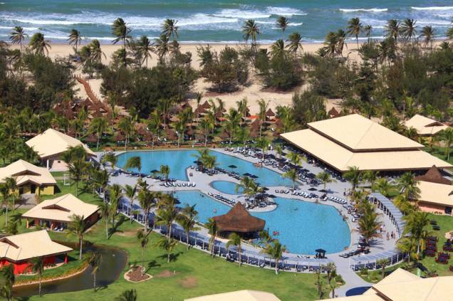 <strong>Vila Galé Cumbuco, em Cumbuco (CE) </strong>A diversidade de lazer é um dos pontos altos. Além de kids club e centro náutico (onde pode-se contratar passeios e aulas de kitesurfe), o resort mantém um spa médico. Os chalés são as melhores acomodações: alguns têm vista para o mar, outros circundam um bonito riacho.<a href="https://www.booking.com/hotel/br/vila-gale-cumbuco.pt-br.html?aid=332455&label=viagemabril-hoteisfamilia" target="_blank" rel="noopener"> Reserve sua estadia na Vila Galé </a> <strong>Vila Galé Cumbuco, em Cumbuco (CE) </strong>A diversidade de lazer é um dos pontos altos. Além de kids club e centro náutico (onde pode-se contratar passeios e aulas de kitesurfe), o resort mantém um spa médico. Os chalés são as melhores acomodações: alguns têm vista para o mar, outros circundam um bonito riacho.<a href="https://www.booking.com/hotel/br/vila-gale-cumbuco.pt-br.html?aid=332455&label=viagemabril-hoteisfamilia" target="_blank" rel="noopener"> Reserve sua estadia na Vila Galé </a>