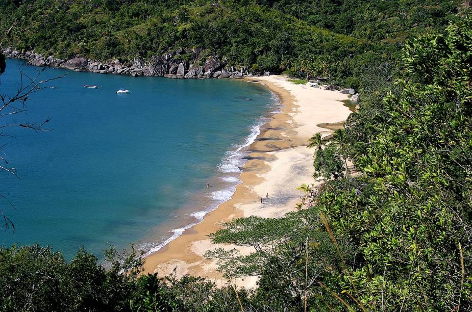 A ilha encanta não só pela suas praias, mas também pelas trilhas, cachoeiras e mirantes. Os mergulhadores também se esbaldam com os navios naufragados nos fins do século 19 e início do 20. <a href="https://www.booking.com/searchresults.pt-br.html?aid=332455&lang=pt-br&sid=eedbe6de09e709d664615ac6f1b39a5d&sb=1&src=searchresults&src_elem=sb&error_url=https%3A%2F%2Fwww.booking.com%2Fsearchresults.pt-br.html%3Faid%3D332455%3Bsid%3Deedbe6de09e709d664615ac6f1b39a5d%3Bcity%3D-644945%3Bclass_interval%3D1%3Bdest_id%3D3464%3Bdest_type%3Dregion%3Bdtdisc%3D0%3Bfrom_sf%3D1%3Bgroup_adults%3D2%3Bgroup_children%3D0%3Binac%3D0%3Bindex_postcard%3D0%3Blabel_click%3Dundef%3Bno_rooms%3D1%3Boffset%3D0%3Bpostcard%3D0%3Braw_dest_type%3Dregion%3Broom1%3DA%252CA%3Bsb_price_type%3Dtotal%3Bsearch_selected%3D1%3Bsrc%3Dsearchresults%3Bsrc_elem%3Dsb%3Bss%3DIlha%2520Grande%252C%2520%25E2%2580%258BBrasil%3Bss_all%3D0%3Bss_raw%3DIlha%2520Grande%3Bssb%3Dempty%3Bsshis%3D0%3Bssne_untouched%3DGon%25C3%25A7alves%26%3B&ss=Ilhabela%2C+%E2%80%8BS%C3%A3o+Paulo%2C+%E2%80%8BBrasil&ssne=Ilha+Grande&ssne_untouched=Ilha+Grande&checkin_monthday=&checkin_month=&checkin_year=&checkout_monthday=&checkout_month=&checkout_year=&no_rooms=1&group_adults=2&group_children=0&highlighted_hotels=&from_sf=1&ss_raw=Ilhabela&ac_position=0&ac_langcode=xb&dest_id=-646567&dest_type=city&search_pageview_id=d1c7725bbfa70082&search_selected=true&search_pageview_id=d1c7725bbfa70082&ac_suggestion_list_length=5&ac_suggestion_theme_list_length=0" target="_blank" rel="noopener"><em>Busque hospedagens em Ilhabela</em></a>