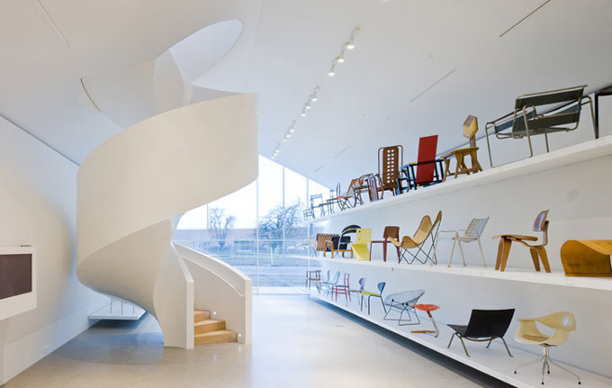 3. Vale visitar a fábrica Vitra, com prédios desenhados pela nata da arquitetura. O showroom é dos suíços Herzog e de Meuron; armazéns e escritórios, da iraquiana Zaha Hadid e do japonês Tadao Ando. E o pequeno museu do americano Frank O. Gehry. Na foto, as cobiçadas cadeiras que deram fama ao lugar (Charles-Eames-Strasse, 1)