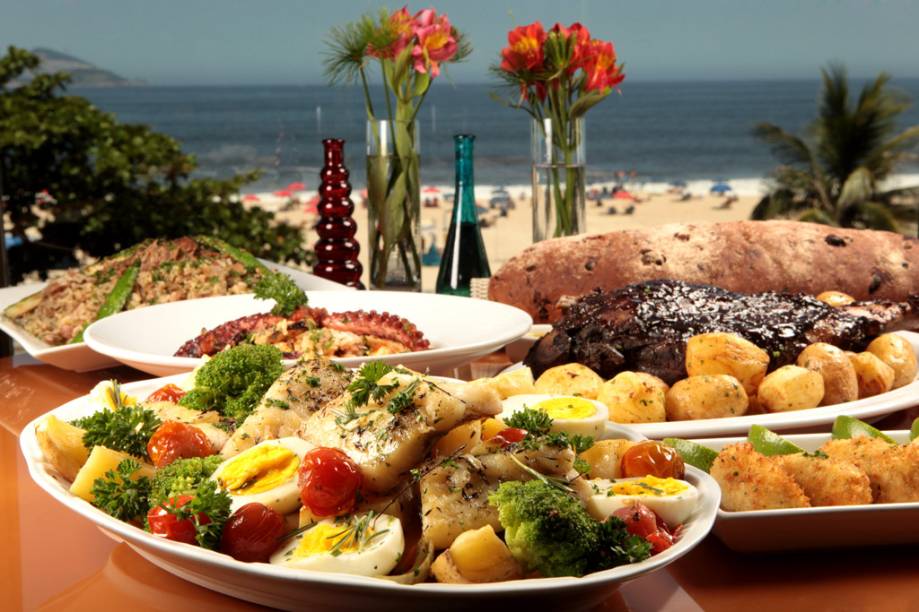<a href="https://viajeaqui.abril.com.br/estabelecimentos/br-rj-rio-de-janeiro-restaurante-vizta-hotel-marina-palace" rel="Vizta (Rio de Janeiro)"><strong>Vizta</strong></a><strong> (Rio de Janeiro)</strong><br />        <br />        O buffet de Páscoa (R$ 79) será dedicado ao aromas e sabores da culinária portuguesa. Os pratos criados pela chef Maria Victoria são: <strong>arroz de pato à moda antiga</strong>, <strong>bacalhoada ao forno</strong>, <strong>perna de cabrito assada ao molho de vinho tinto</strong>, <strong>arroz de frutos do mar</strong> e <strong>batatas ao murro</strong>. Para a sobremesa, os clientes podem escolher entre três doces: quindim, ambrosia e pudim Abade de Priscos