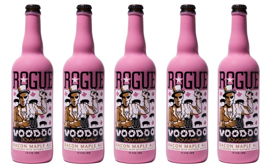 A garrafa rosa da <strong>Voodoo Doughnut Bacon Maple Ale </strong>não só traz o sabor da carne de porco como ainda mistura o gostinho do bacon com xarope de maple. Lançada pela marca Rogue Ales, tem 6,5% de teor alcoólico