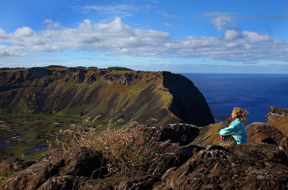 O vulcão de Orongo, antiga aldeia cerimonial da Ilha de Páscoa, atende pelo nome de Rano Kau e impressiona os visitantes com sua imponência