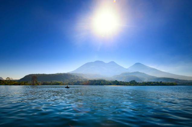Lago cercado pelo vulcão Atitlan, na Guatemala Lago cercado pelo vulcão Atitlan, na Guatemala