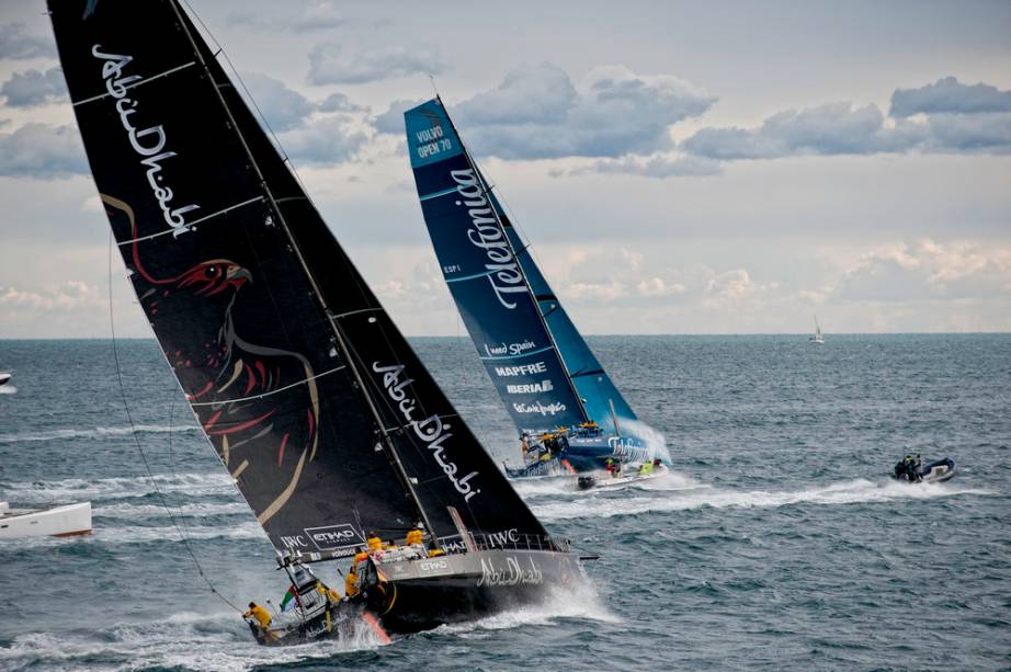 <strong>3. Volvo Ocean Race</strong><br />    No mundo da vela, só a <strong>America’s Cup </strong>se compara à <strong>Volvo Ocean Race </strong>em prestígio (e gordos orçamentos). Enquanto a primeira é uma prova de velocidade pura, táticas complexas e regras pra lá de complicadas, a volta ao mundo é um show de tecnologia, planejamento, cobertura de mídia e muito vigor físico e mental.<br />    A edição atual teve início em 29 de Outubro, no porto espanhol de <strong>Alicante</strong>, e segue até 7 de Julho, em <strong>Galway</strong>, na <a href="https://viajeaqui.abril.com.br/paises/irlanda" rel="Irlanda" target="_blank">Irlanda</a>. Pelo caminho, as seis embarcações participantes passarão pelos portos de <a href="https://viajeaqui.abril.com.br/cidades/africa-do-sul-cidade-do-cabo" rel="Cidade do Cabo " target="_blank"><strong>Cidade do Cabo </strong></a>(<a href="https://viajeaqui.abril.com.br/paises/africa-do-sul" rel="África do Sul" target="_blank">África do Sul</a>), <a href="https://viajeaqui.abril.com.br/cidades/emirados-arabes-unidos-abu-dhabi" rel="Abu Dhabi " target="_blank"><strong>Abu Dhabi </strong></a>(<a href="https://viajeaqui.abril.com.br/paises/emirados-arabes-unidos" rel="Emirados Árabes Unidos" target="_blank">Emirados Árabes Unidos</a>), <strong>Sanya </strong>(<a href="https://viajeaqui.abril.com.br/paises/china" rel="China" target="_blank">China</a>), <a href="https://viajeaqui.abril.com.br/cidades/nova-zelandia-auckland" rel="Auckland " target="_blank"><strong>Auckland </strong></a>(<a href="https://viajeaqui.abril.com.br/paises/nova-zelandia" rel="Nova Zelândia" target="_blank">Nova Zelândia</a>), <a href="https://viajeaqui.abril.com.br/cidades/br-sc-itajai" rel="Itajaí " target="_blank"><strong>Itajaí </strong></a>(<a href="https://viajeaqui.abril.com.br/estados/br-santa-catarina" rel="Santa Catarina" target="_blank">Santa Catarina</a>), <strong><a href="https://viajeaqui.abril.com.br/cidades/estados-unidos-miami" rel="Miami " target="_blank">Miami </a></strong>(<a href="https://viajeaqui.abril.com.br/paises/estados-unidos" rel="EUA" target="_blank">EUA</a>), <strong><a href="https://viajeaqui.abril.com.br/cidades/portugal-lisboa" rel="Lisboa " target="_blank">Lisboa </a></strong>(<a href="https://viajeaqui.abril.com.br/paises/portugal" rel="Portugal" target="_blank">Portugal</a>) e Lorient (<a href="https://viajeaqui.abril.com.br/paises/franca" rel="França" target="_blank">França</a>). Se a maratona de mais de oito meses não bastasse, lembre-se que os velejadores têm encarado problemas com <strong>ondas gigantes</strong>, <strong>icebergs</strong>, ventos que podem chegar a mais de 100 km/h e, acredite, <strong>piratas</strong>.<br />    O atual detentor do título é o barco Ericsson 4, que foi comandado pelo multicampeão olímpico e mundial <strong>Torben Grael</strong>.<br />    A chegada dos barcos ao porto catarinense de Itajaí está prevista para<strong> 4 de abril </strong>próximo. No fim de semana entre 20 e 22 desse mês ocorrerão vários eventos, como a <strong>regata portuária </strong>do dia 21, que conta pontos para a classificação geral.<br />    <strong>Atualização: </strong>até a etapa do Brasil, o líder da competição era o Team Telefónica<br />    <br />    <strong>Informações: </strong><a href="https://www.volvooceanrace.org" rel="www.volvooceanrace.org" target="_blank">www.volvooceanrace.org</a>