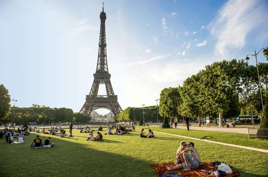 <a href="https://viajeaqui.abril.com.br/estabelecimentos/franca-paris-atracao-torre-eiffel" rel="Champ-de-Mars" target="_blank"><strong>Champ-de-Mars </strong></a>    "É a praça mais turística da cidade, bem aos pés da Torre Eiffel. Aqui, vale tudo: empurrar a rolha do Bordeaux pra dentro da garrafa, dar uma dentada no brie, misturar bomba de chocolate e macarons com um Château Margaux entornado do gargalo, lavar a mão com Perrier..."