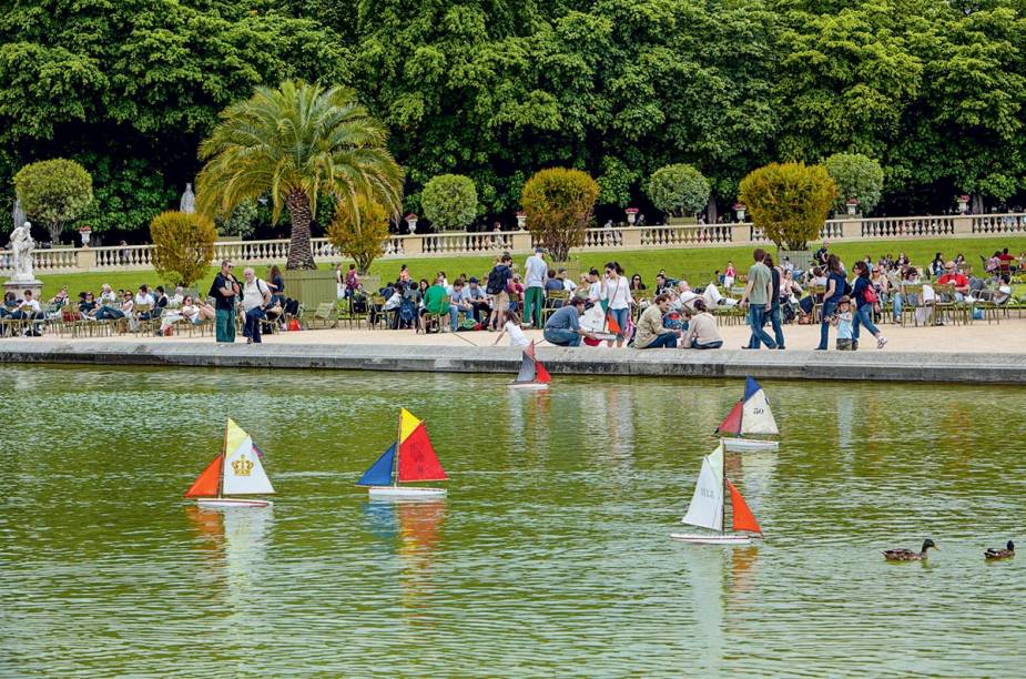 <a href="https://viajeaqui.abril.com.br/estabelecimentos/franca-paris-atracao-jardin-du-luxembourg" rel="Jardim de Luxemburgo" target="_blank"><strong>Jardim de Luxemburgo</strong></a>"Alamedas impecáveis, canteiros floridos e o imponente Palácio de Luxemburgo combinam com roquefort original, baguete e meia-garrafa de Sauternes, vinho branco e doce produzido ao sul de Bordeaux."