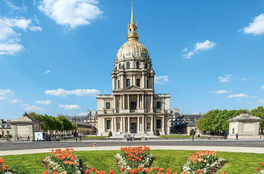 <strong>Esplanada des Invalides</strong>"A vastidão do gramado isola o barulho da Avenida du Maréchal Gallieni, mas em nada atrapalha a vista da Ponte Alexandre III, a mais bela do Sena, e do charmoso Grand Palais, na outra margem do rio. Vá de bloc du foie gras (espécie de patê de fígado) com pão de frutas (ou nozes) e um vigoroso tinto Chateauneuf du Pape."