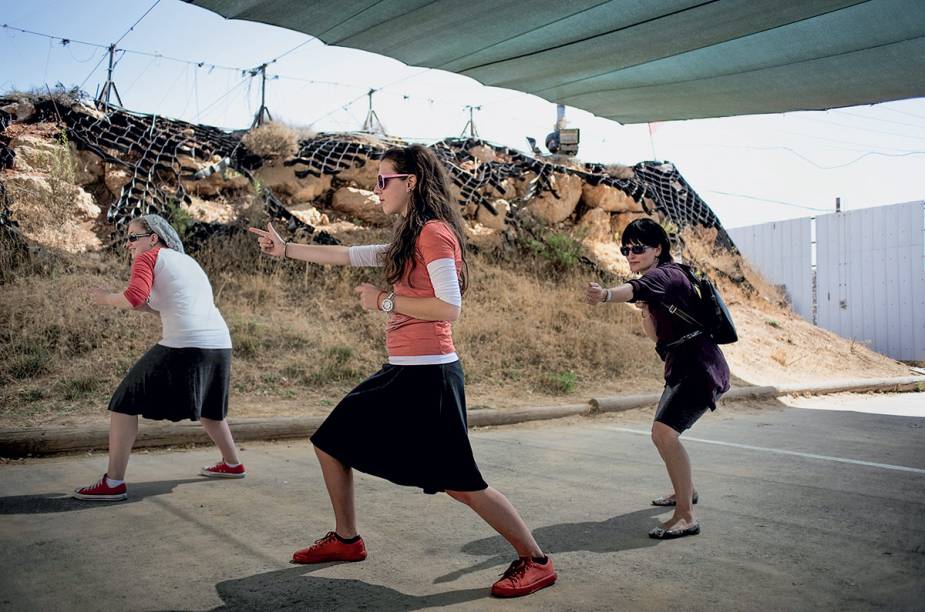 <a href="https://caliber3range.com" rel="Caliber 3" target="_blank"><strong>Caliber 3</strong></a> "No assentamento de Gush Etzion, ex-oficiais do exército dão aulas de antiterrorismo a turistas de todas as idades. É só mostrar o passaporte e, em horas, você sai dando tiros..." <a href="https://caliber3range.com" rel="Caliber 3" target="_blank"><strong>Caliber 3</strong></a> "No assentamento de Gush Etzion, ex-oficiais do exército dão aulas de antiterrorismo a turistas de todas as idades. É só mostrar o passaporte e, em horas, você sai dando tiros..."