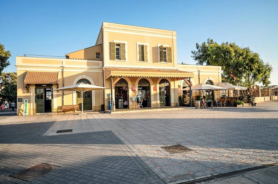 <a href="https://hatachana.co.il" rel="Hatachana Station" target="_blank"><strong>Hatachana Station</strong></a> "Construída em 1892, essa estação de trem foi totalmente recuperada e hoje abriga várias butiques, bares e restaurantes na região do porto de Jaffa." <a href="https://hatachana.co.il" rel="Hatachana Station" target="_blank"><strong>Hatachana Station</strong></a> "Construída em 1892, essa estação de trem foi totalmente recuperada e hoje abriga várias butiques, bares e restaurantes na região do porto de Jaffa."