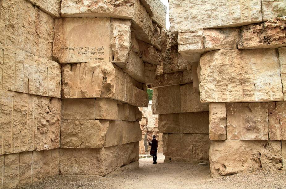 <a href="https://yadvashem.org" rel="Yad Vashem, Museu do Holocausto" target="_blank"><strong>Yad Vashem, Museu do Holocausto</strong></a> "Em uma parte arborizada e tranquila de Jerusalém, com uma arquitetura plácida e moderna, o Yad Vashem é um passeio por um dos mais tristes capítulos da história da humanidade. Prepare-se para sair abalado." <a href="https://yadvashem.org" rel="Yad Vashem, Museu do Holocausto" target="_blank"><strong>Yad Vashem, Museu do Holocausto</strong></a> "Em uma parte arborizada e tranquila de Jerusalém, com uma arquitetura plácida e moderna, o Yad Vashem é um passeio por um dos mais tristes capítulos da história da humanidade. Prepare-se para sair abalado."