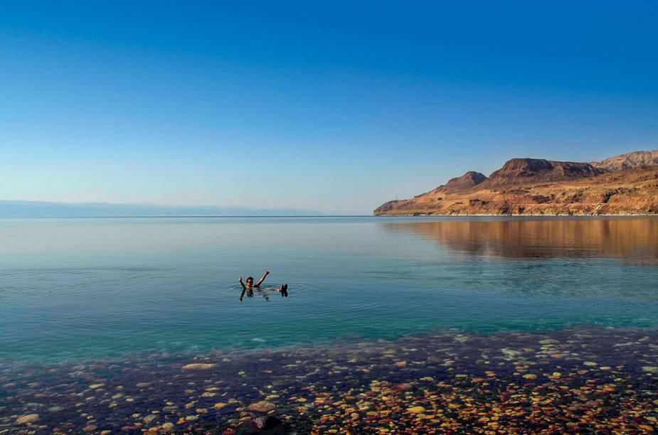 <strong><a href="https://deadseaguide.com/mineral_beach" rel="Mineral Beach" target="_blank">Mineral Beach</a>, no Mar Morto</strong>    "É uma sensação indescritível boiar nesse lago salgado que fica no ponto mais baixo do planeta. Parece que você está em um colchão d’água! Mineral Beach é a praia com a melhor infra e onde ainda rola um banho de lama medicinal!" 