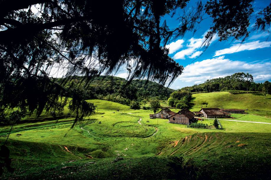 No tempo em que ainda não havia arquitetos, ou pelo menos arquitetos para quase todos, o lugar de morar se fazia a unha, tombando tora no mato, secando tijolo ao sol. A casa onde Nelson Bauer nasceu e hoje mora foi erguida assim. Obra enxaimel construída com barro e canela-preta, de tão sólida, continua de pé tal como foi feita, há exatos 103 anos. Ela está fincada num fundo de vale, rente a um córrego sinuoso, a poucos quilômetros de VILA ITOUPAVA, distrito de Blumenau. Como chegar: no site caminhadadavila.tur.br há um mapa com roteiro das casas enxaimel de Itoupava, incluindo a Casa Bauer