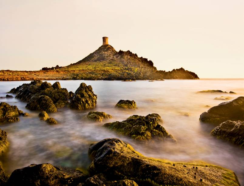 Torre genovesa nas cercanias de Ajaccio, a capital da Córsega