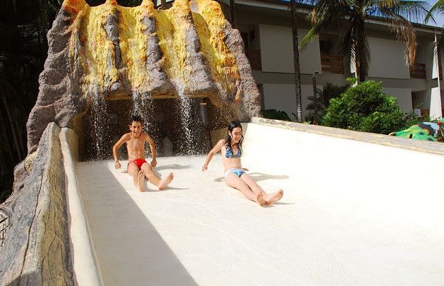 Com boa estrutura para famílias, o <a href="https://viajeaqui.abril.com.br/estabelecimentos/br-go-caldas-novas-atracao-lagoa-termas-parque" rel="Lagoa Termas Parque" target="_blank">Lagoa Termas Parque</a>, em Caldas Novas, tem rio lento, piscinas e sauna, além de uma área para quem curte aventuras aquáticas mais radicais