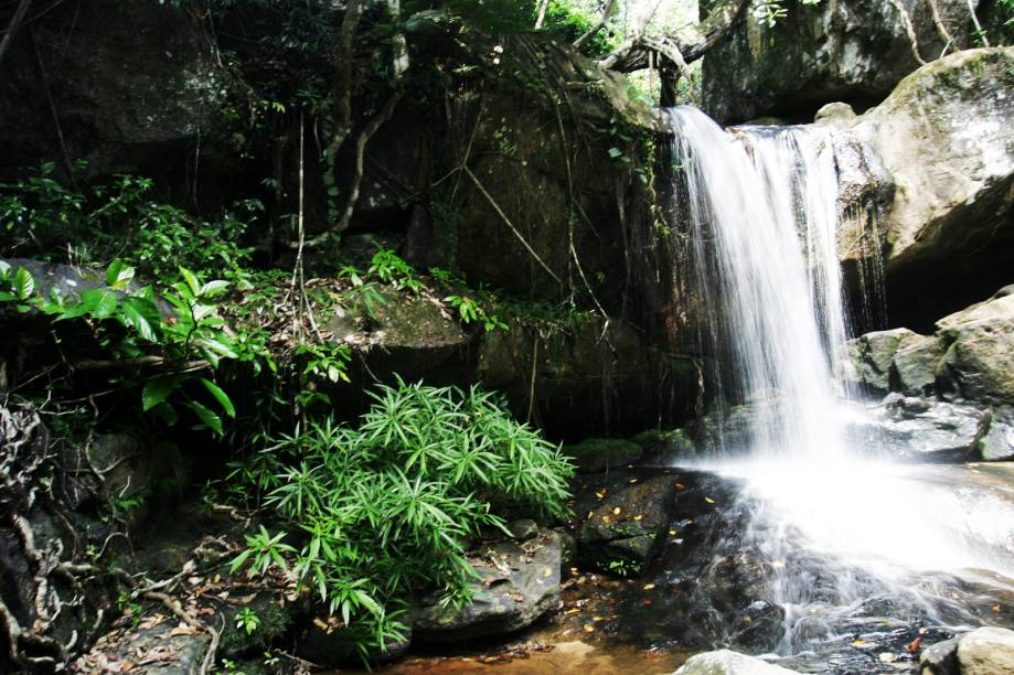 <strong>10. Kbal Spean</strong>Outra vantagem de ir visitar o Kbal Spean é que é permitido nadar em algumas das cachoeiras do complexo! Leve roupa de banho e refresque-se nas águas sagradas que passam pelas esculturas de quase mil anos