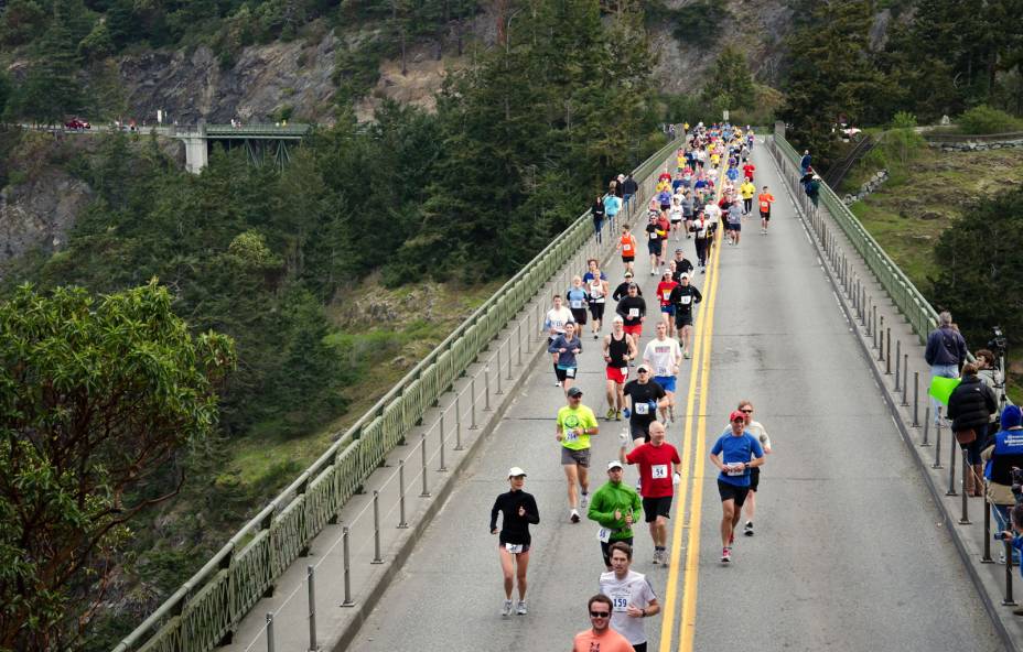 <a href="https://www.whidbeyislandmarathon.com" rel="Maratona de Whidbey Island" target="_blank"><strong>Maratona de Whidbey Island</strong></a> <strong>– 14 de abril de 2013 </strong><strong>–</strong><strong> Oak Harbor, Washington</strong>    <br />  Correr uma maratona com montes cobertos de neve como cenário é a proposta em <strong>Oak Harbor</strong>, no estado de <strong>Washington</strong>. A <strong>Maratona de Whidbey Island</strong> também passa por florestas antigas com animais silvestres e se diferencia da maioria das corridas exatamente por ser em uma cidade não tão grande. Além do evento principal, há uma meia maratona e mais uma corrida ou caminhada de cinco quilômetros para a família.    A cidade fica a 150 quilômetros de <strong>Seattle</strong>, a maior cidade do noroeste americano, mas pra quem procura o sossego, Oak Harbor é a melhor escolha. Cheia de parques – como o Smith – e atividades ao ar livre, a natureza, de fato, é o principal turismo de lá. Bons restaurantes e hotéis também estão espalhados pelo pequeno município.    Inscreva-se e obtenha mais informação sobre a corrida do próximo ano, dia 14 de abril, pelo <a href="https://www.whidbeyislandmarathon.com" rel="site da Maratona de Whidbey Island" target="_blank">site da Maratona de Whidbey Island</a>.