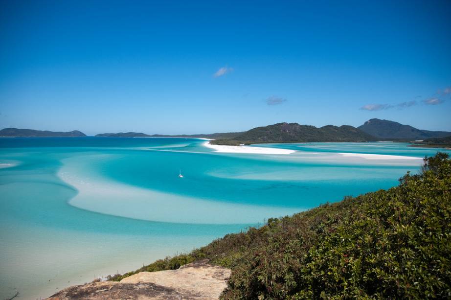 <strong>Whitehaven, Austrália</strong> Esta praia espetacular fica na ilha de Whitsunday, no noroeste da Austrália. <a href="https://www.booking.com/searchresults.pt-br.html?aid=332455&lang=pt-br&sid=eedbe6de09e709d664615ac6f1b39a5d&sb=1&src=index&src_elem=sb&error_url=https%3A%2F%2Fwww.booking.com%2Findex.pt-br.html%3Faid%3D332455%3Bsid%3Deedbe6de09e709d664615ac6f1b39a5d%3Bsb_price_type%3Dtotal%26%3B&ss=Austr%C3%A1lia&checkin_monthday=&checkin_month=&checkin_year=&checkout_monthday=&checkout_month=&checkout_year=&no_rooms=1&group_adults=2&group_children=0&from_sf=1&search_pageview_id=491976e016a7014d&ac_suggestion_list_length=5&ac_suggestion_theme_list_length=0&ac_position=0&ac_langcode=xb&dest_id=13&dest_type=country&search_pageview_id=491976e016a7014d&search_selected=true&ss_raw=Austr%C3%A1lia+&district_sel=0&airport_sel=0&landmark_sel=0" target="_blank" rel="noopener"><em>Busque hospedagens na Austrália no Booking.com</em></a>