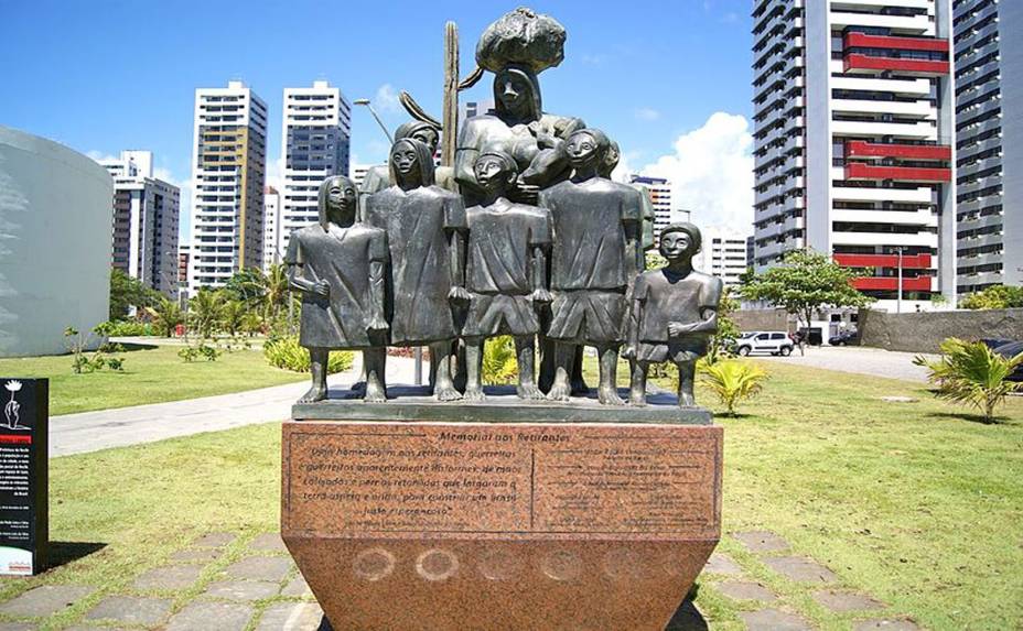 <a href="https://viajeaqui.abril.com.br/estabelecimentos/br-pe-recife-atracao-dona-lindu" rel="Parque Dona Lindu:"><strong>Parque Dona Lindu:</strong></a> inaugurado em março de 2011, tem a marca de Oscar Niemeyer: uma marquise sinuosa e dois blocos de concreto cilíndricos. Em um deles está o Teatro Luiz Mendonça; no outro, a Galeria Janete Costa, com mostras temporárias (de terça a sexta-feira das 14h às 20h, aos sábados e domingos das 10h às 20h). A área reúne esculturas de Avelardo da hora, quadras e pistas de caminhada. Endereço: avenida da Boa Viagem, altura do nº 6000. <a href="https://viajeaqui.abril.com.br/estabelecimentos/br-pe-recife-atracao-dona-lindu" rel="Parque Dona Lindu:"><strong>Parque Dona Lindu:</strong></a> inaugurado em março de 2011, tem a marca de Oscar Niemeyer: uma marquise sinuosa e dois blocos de concreto cilíndricos. Em um deles está o Teatro Luiz Mendonça; no outro, a Galeria Janete Costa, com mostras temporárias (de terça a sexta-feira das 14h às 20h, aos sábados e domingos das 10h às 20h). A área reúne esculturas de Avelardo da hora, quadras e pistas de caminhada. Endereço: avenida da Boa Viagem, altura do nº 6000.