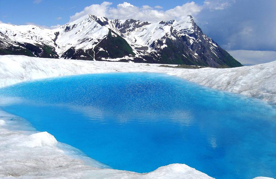 Com estrutura voltada ao turismo de aventura, o <strong>Wrangell St. Elias National Park and Preserve</strong> possui uma área extensa, com mais 50 mil km². O acesso é feito através de duas estradas de cascalho, abrigando o monte homônimo que é considerado o segundo mais alto dos <a href="https://viajeaqui.abril.com.br/paises/estados-unidos" rel="Estados Unidos" target="_self">Estados Unidos</a>