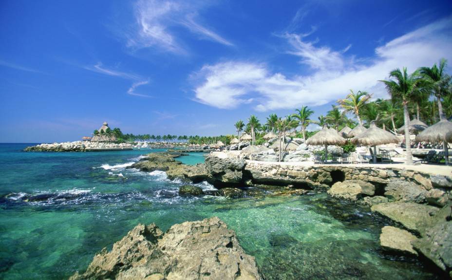 <strong>1. Xcaret</strong>Parque temático com apelo arqueológico, apresenta a cultura mexicana aos gringos com tudo o que os gringos gostam. Aqui é possível praticar snorkeling e nadar com golfinhos ou explorar os rios subterrâneos de água cristalina formados ao longo dos séculos pela infiltração da chuva. Há ainda piscinas e cabanas com massagem ao ar livre