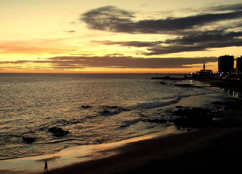 Pôr do sol na <a href="https://viajeaqui.abril.com.br/estabelecimentos/br-ba-salvador-atracao-praia-farol-da-barra" rel="Praia Farol da Barra" target="_self">Praia Farol da Barra</a>, <a href="https://viajeaqui.abril.com.br/cidades/br-ba-salvador" rel="Salvador" target="_self">Salvador</a> (<a href="https://viajeaqui.abril.com.br/estados/br-bahia" rel="Bahia" target="_self">Bahia</a>)