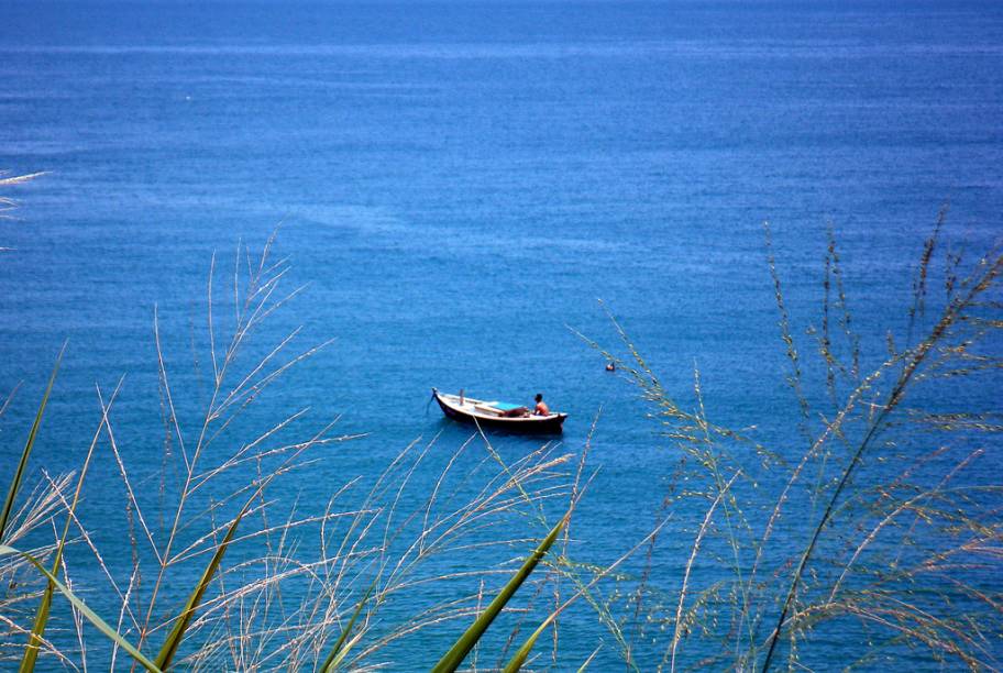 Barquinho nas tranquilas águas do <a href="https://viajeaqui.abril.com.br/estabelecimentos/br-ba-salvador-atracao-praia-porto-da-barra" rel="Porto  da Barra" target="_blank">Porto  da Barra</a>, <a href="https://viajeaqui.abril.com.br/cidades/br-ba-salvador" rel="Salvador" target="_blank">Salvador</a>, <a href="https://viajeaqui.abril.com.br/estados/br-bahia" rel="Bahia" target="_blank">Bahia</a>