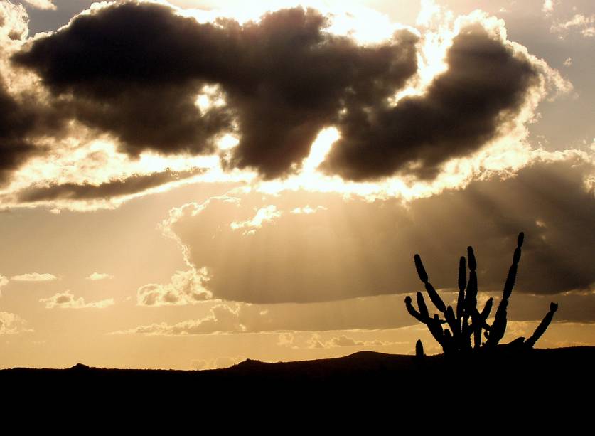 Pôr do sol, em Milagres, sertão da <a href="https://viajeaqui.abril.com.br/estados/br-bahia" rel="Bahia" target="_self">Bahia</a>