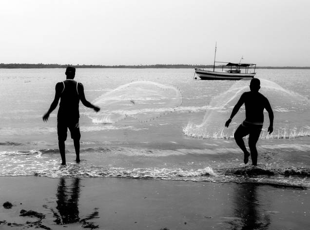 Pescadores jogam suas redes no mar na <a href="https://viajeaqui.abril.com.br/estabelecimentos/br-ba-itaparica-atracao-praia-cachapregos" rel="Praia de Cacha-Pregos" target="_self">Praia de Cacha-Pregos</a>, <a href="https://viajeaqui.abril.com.br/cidades/br-ba-ilha-de-itaparica" rel="Ilha de Itaparica" target="_self">Ilha de Itaparica</a>, <a href="https://viajeaqui.abril.com.br/estados/br-bahia" rel="Bahia" target="_self">Bahia</a> Pescadores jogam suas redes no mar na <a href="https://viajeaqui.abril.com.br/estabelecimentos/br-ba-itaparica-atracao-praia-cachapregos" rel="Praia de Cacha-Pregos" target="_self">Praia de Cacha-Pregos</a>, <a href="https://viajeaqui.abril.com.br/cidades/br-ba-ilha-de-itaparica" rel="Ilha de Itaparica" target="_self">Ilha de Itaparica</a>, <a href="https://viajeaqui.abril.com.br/estados/br-bahia" rel="Bahia" target="_self">Bahia</a>