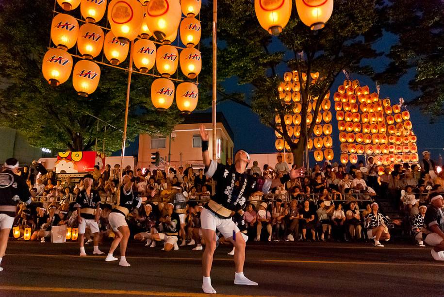 <strong>Festival Kanto Matsuri, Akita</strong>Um dos mais divertidos festivais do <a href="https://viajeaqui.abril.com.br/paises/japao" rel="Japão " target="_blank">Japão </a>é o Kanto Matsuri, na cidade de Akita, no norte do país. Os participantes desfilam equilibrando varas de bambu com mais de quarenta lanternas. Eles usam o quadril, a palma das mãos, a testa e os ombros para carregar os postes de mais de 50 quilos.O festival ocorre anualmente no início de agosto.