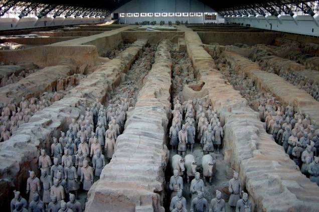 <strong><a href="https://viajeaqui.abril.com.br/cidades/china-pequim-beijing" rel="PEQUIM" target="_blank">PEQUIM</a>, <a href="https://viajeaqui.abril.com.br/cidades/china-xangai-shanghai" rel="XANGAI" target="_blank">XANGAI</a> E <a href="https://viajeaqui.abril.com.br/cidades/china-xian" rel="XIAN" target="_blank">XIAN</a></strong> Entre o frio rigoroso do inverno e o calor abafado do verão, a primavera chinesa tem clima ameno até maio. Neste tour upscale, são três noites em Pequim, no <a href="https://www.starwoodhotels.com/sheraton/property/overview/index.html?propertyID=175&language=pt_BR" rel="Great Wall" target="_blank">Great Wall</a>, duas em Xian, no <a href="https://www.mercure.com/pt-br/hotel-5974-grand-mercure-xian-on-renmin-square/index.shtml" rel="Grand Mercure" target="_blank">Grand Mercure</a>, com passeio ao <a href="https://viajeaqui.abril.com.br/estabelecimentos/china-xian-atracao-tumba-de-qin-shi-huangdi-guerreiros-de-terracota" rel="Exército de Terracota" target="_blank">Exército de Terracota</a> (foto), e duas em Xangai, no <a href="https://www.guoman.com/en/hotels/china/shanghai/guoman_hotel_shanghai/rooms_and_suites/index.html" rel="Guoman" target="_blank">Guoman</a>. <strong>QUANDO:</strong> Em abril <strong>QUEM LEVA:</strong> A <a href="https://newage.tur.br/novo/?rv=20160324224729" rel="New Age" target="_blank">New Age</a> <strong>QUANTO:</strong> US$ 3 171 <strong><a href="https://viajeaqui.abril.com.br/cidades/china-pequim-beijing" rel="PEQUIM" target="_blank">PEQUIM</a>, <a href="https://viajeaqui.abril.com.br/cidades/china-xangai-shanghai" rel="XANGAI" target="_blank">XANGAI</a> E <a href="https://viajeaqui.abril.com.br/cidades/china-xian" rel="XIAN" target="_blank">XIAN</a></strong> Entre o frio rigoroso do inverno e o calor abafado do verão, a primavera chinesa tem clima ameno até maio. Neste tour upscale, são três noites em Pequim, no <a href="https://www.starwoodhotels.com/sheraton/property/overview/index.html?propertyID=175&language=pt_BR" rel="Great Wall" target="_blank">Great Wall</a>, duas em Xian, no <a href="https://www.mercure.com/pt-br/hotel-5974-grand-mercure-xian-on-renmin-square/index.shtml" rel="Grand Mercure" target="_blank">Grand Mercure</a>, com passeio ao <a href="https://viajeaqui.abril.com.br/estabelecimentos/china-xian-atracao-tumba-de-qin-shi-huangdi-guerreiros-de-terracota" rel="Exército de Terracota" target="_blank">Exército de Terracota</a> (foto), e duas em Xangai, no <a href="https://www.guoman.com/en/hotels/china/shanghai/guoman_hotel_shanghai/rooms_and_suites/index.html" rel="Guoman" target="_blank">Guoman</a>. <strong>QUANDO:</strong> Em abril <strong>QUEM LEVA:</strong> A <a href="https://newage.tur.br/novo/?rv=20160324224729" rel="New Age" target="_blank">New Age</a> <strong>QUANTO:</strong> US$ 3 171