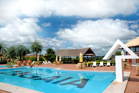 <strong>Zagaia Eco Resort, em Bonito (MS)</strong> A ampla área de lazer inclui quadras de tênis e de vôlei de areia, piscinas fria e aquecida, hidromassagem, salão de jogos, playground, salas de massagem e lago repleto de peixes da região. À noite a pista de dança no restaurante garante a diversão. <a href="https://www.booking.com/hotel/br/zagaia-eco-resort.pt-br.html?aid=332455&label=viagemabril-hoteisfamilia" target="_blank" rel="noopener">Reserve sua estadia no Zagaia Eco Resort</a> <strong>Zagaia Eco Resort, em Bonito (MS)</strong> A ampla área de lazer inclui quadras de tênis e de vôlei de areia, piscinas fria e aquecida, hidromassagem, salão de jogos, playground, salas de massagem e lago repleto de peixes da região. À noite a pista de dança no restaurante garante a diversão. <a href="https://www.booking.com/hotel/br/zagaia-eco-resort.pt-br.html?aid=332455&label=viagemabril-hoteisfamilia" target="_blank" rel="noopener">Reserve sua estadia no Zagaia Eco Resort</a>