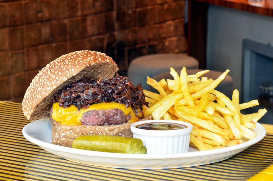 Z Deli Sanduíches (<em>Rua Haddock Lobo, 1386, Jardim Paulista</em>): o hambúrguer de 180 gramas será incrementado por queijo cheddar, cebola confit com shoyu e mel no pão preto com gergelim. Fritas acompanham.